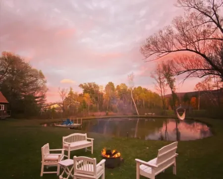 Home with a spring-fed pond and mountain view. Hotels in Manchester