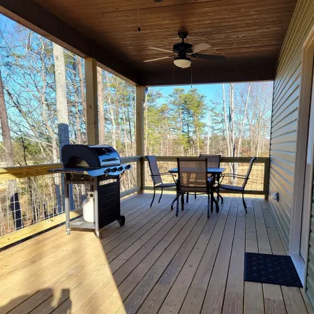 New cabin- access to horse trails, Pilot Mtn & Hanging Rock St. Pks