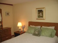 Cozy Retreat, Hot tub, Wireless,Close to Kezar Lake, abuts White Mountains Hotels in Stoneham
