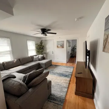 <br>Danvers spacious apt near Salem historic witch town Mall / Hospital Отели в г. Данверс