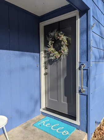 Colorful & Bright Blue Ranch House close to KSU Football stadium Отели в г. Манхэттен