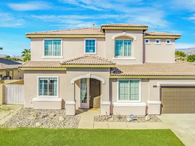 Beautiful 5 BR house with Olympic size Pool and SPA in Indio Indio Florist附近的飯店