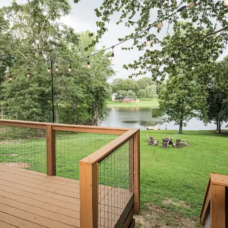 Ruth's Cottage at Addis Acres/Newly Renovated/Firepit/Private Pond/2BR/2BA/Deck