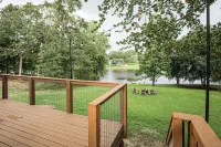 Ruth's Cottage at Addis Acres/Newly Renovated/Firepit/Private Pond/2BR/2BA/Deck Hotels in Spalding County
