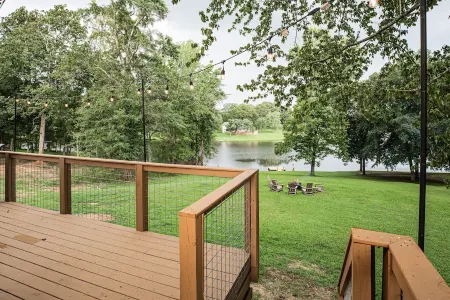 Ruth's Cottage at Addis Acres/Newly Renovated/Firepit/Private Pond/2BR/2BA/Deck