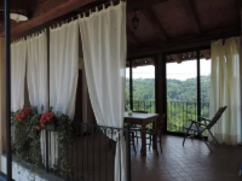 Isolated on hill, flat with terrace,garden among romanesque art,quiet,nature Hotels in Cocconato