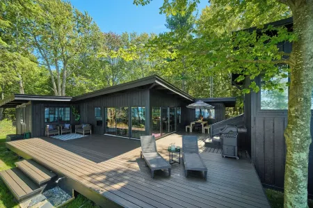 ★Modern Beach House w/Sunset Views/Trails/Golfing/Skiing/Secluded Beach★