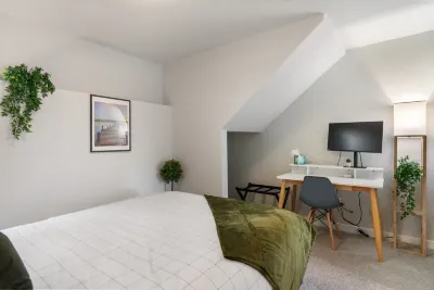 Klimt-Inspired 1 Bedroom Suite with Work Station Hotels in Atlantic