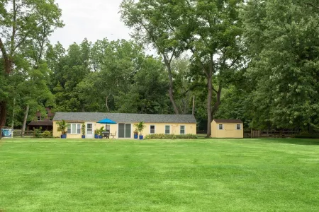 Dog friendly hideaway in Bucks County near River