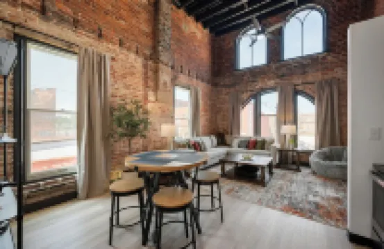 Cozy 1-bedroom apartment in fabulous Wabash with WiFi, AC 沃巴什酒店