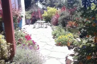 Convenient walk to UC, Haas, MSRI, Simons and Goldman School. Historic home.