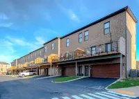 Luxurious 3 BR Distillery District Townhouse - Eight Belles