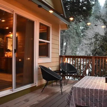 Cozy 2-bedroom cabin in charming Lake Arrowhead with full kitchen and WiFi