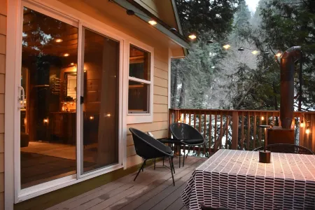 Cozy 2-bedroom cabin in charming Lake Arrowhead with full kitchen and WiFi Отели рядом с достопримечательностью «Библиотека Лейк Арроухед Бранч»