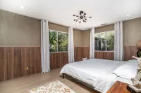 Newly remodeled midcentury modern house close to many attractions Hotels near Fallbrook Art Center