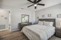 Remodeled relaxing pool home. Great location. Pet friendly Các khách sạn gần Warm Mineral Springs Park