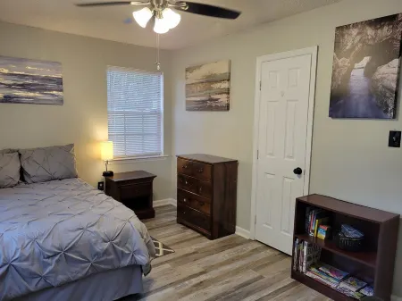 Charming Home- 15 mins from Historic Downtown, W+D