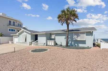 "Seaglass Cottage" - Direct Oceanfront, Vilano beach access near St. Augustine Отели в г. Вилано-Бич
