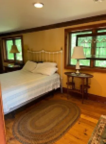 Cozy lake cabin with your own private dock. Secluded lot close to the city!