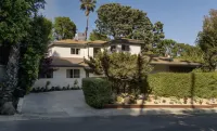 Charming Hollywood Hills Villa: Heated Pool, Unique Design, Peaceful and Private