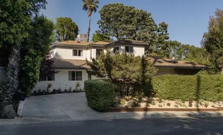 Luxury Hollywood Hills Villa: Heated Pool, Unique Design, Peaceful and Private Отели рядом с достопримечательностью «Универсальный город/Студия»