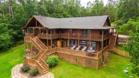 Serene Lakeside Getaway