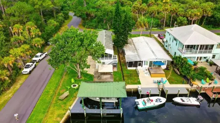 Waterfront Home on deep canal, private dock, close to boat ramp Ft Island Trail