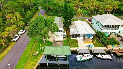 Waterfront Home on deep canal, private dock, close to boat ramp Ft Island Trail - Parvekkeita