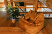 Modern romantic 2-bed log cabin in the forest