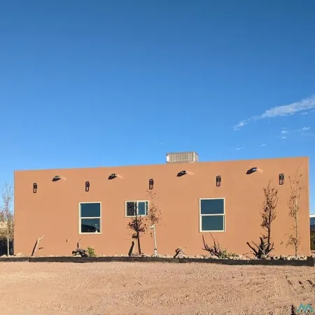 Home less than 5 minutes to the Beach at Elephant Butte!