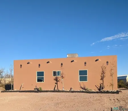 Home less than 5 minutes to the Beach at Elephant Butte!