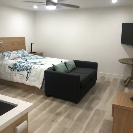 Studio with Private Entrance / Patio / Hot Tub