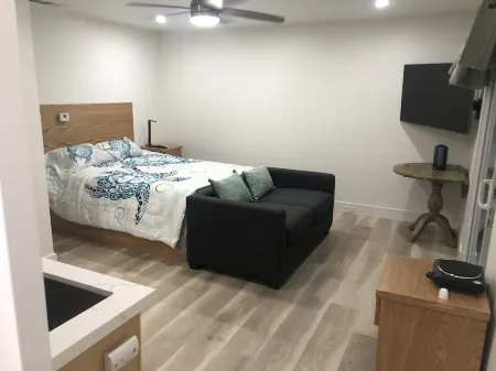 Studio with Private Entrance / Patio / Hot Tub Отели в г. Мосс Бич