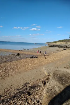 5-bed house: pool, tennis court, walk to beach, 10 acres