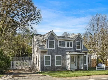 Edgartown Village Home w/ Pool. 4bdrm / 3.5bth