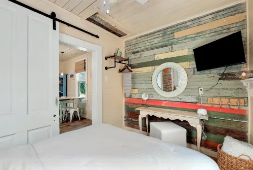 Cozy Beach Cottage- Minutes to the beach & Historic Strand