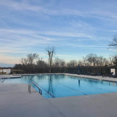 Luxury Townhome w/pool and shuffleboard. 30 min to Nashville!