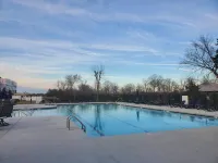 Luxury Townhome w/pool and shuffleboard. 30 min to Nashville!