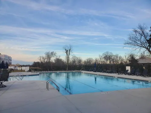 Luxury Townhome w/pool and shuffleboard. 30 min to Nashville!