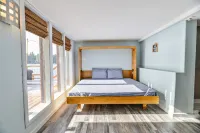Year around  Bliss Lakehouse with hottub and deck