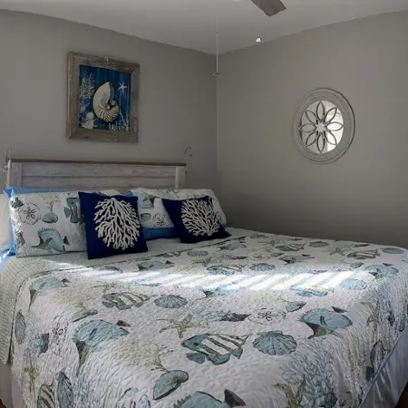 Deluxe 1 Br Ocean Front , King Bed, Elevator, Pool, Linens & Screened Porch