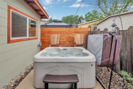 MARVELOUS MIDCENTURY-Hot Tub & 5 Blocks to Town Center Отели рядом с достопримечательностью «PARK STREET GALLERY»