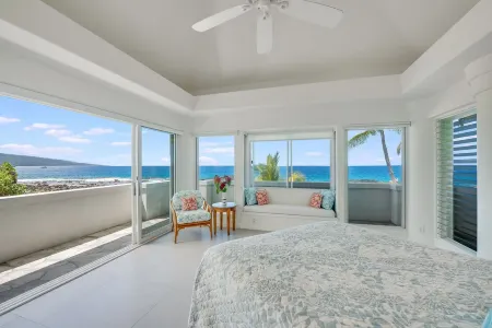 Fabulous Waterfront Modern Home on the Keiki Beach, Walking Distance to Town Отели рядом с достопримечательностью «Маниниауоли Бич»