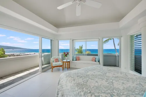 Fabulous Waterfront Modern Home on the Keiki Beach, Walking Distance to Town