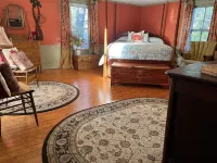 Whimsical Cottage with Gorgeous Views of the Bay, overlooking Russell Marina. Hotels near Maryland Welcome Sign