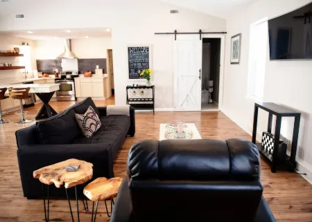 The Maple Haus -everything Youre Looking For! Отели в г. Роджерс