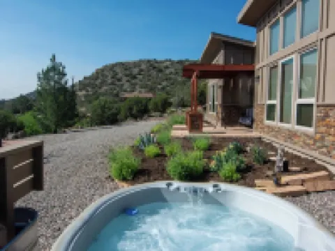 Stargazer Bungalow Near Sedona • Pool • Hot Tub • King Bed Hotels in Cornville