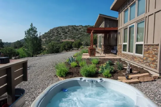 Hot Tub, Pool, King Bed, Views, Easy Access to Sedona Stargazer Bungalow!