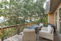Mountaintop Retreat w/2 Decks & Breathtaking Views- Steps from Mt. Nebo Trails!