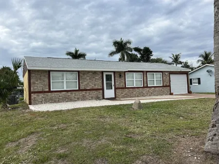 Island Cottage-Boat Ramp Nearby. Walk to Jug Creek Marina!
